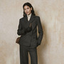 Il completo da donna si rinnova: oltre il classico tailleur Il completo da donna si rinnova: oltre il classico tailleur