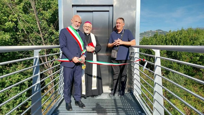 Cimitero di Lavagna, inaugurato il nuovo ascensore: abbattute le barriere architettoniche tra i tre livelli Cimitero di Lavagna, inaugurato il nuovo ascensore: abbattute le barriere architettoniche tra i tre livelli