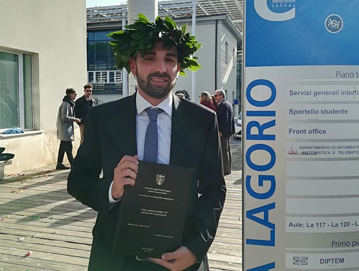 Congratulazioni a Luciano Parodi, oggi laureato in Scienze della Comunicazione Congratulazioni a Luciano Parodi, oggi laureato in Scienze della Comunicazione
