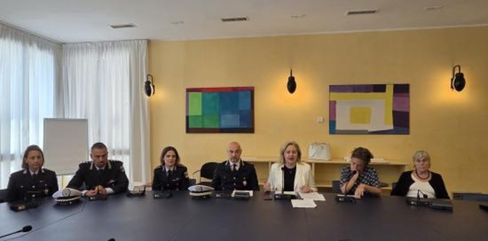 Polizia Locale e centri antiviolenza entrano nelle scuole: parte il progetto contro violenza di genere e stereotipi