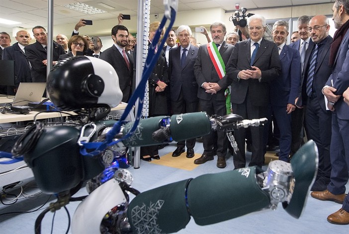 All'IIT di Genova Mattarella incontra i robot cucciolo e maggiordomo