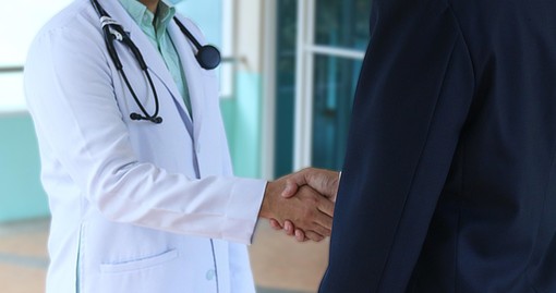 Liste d’attesa gonfiate, quattro medici indagati: colonscopie prescritte a raffica per aggirare i tempi