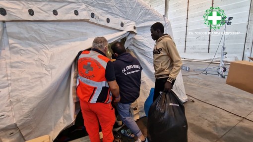La Croce Bianca Genovese "sfida" i migranti, ma è solo una partita di calcio La Croce Bianca Genovese "sfida" i migranti, ma è solo una partita di calcio