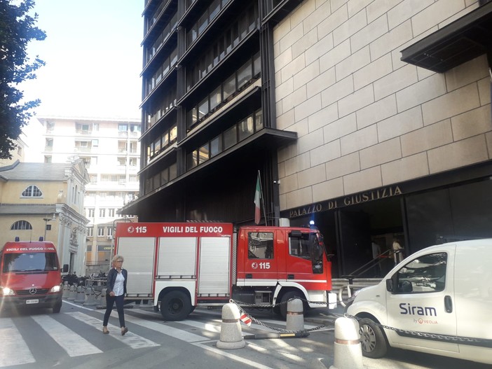 Genova, minaccia di buttarsi dal balcone del tribunale (FOTO) Genova, minaccia di buttarsi dal balcone del tribunale (FOTO)