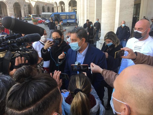 Piazza De Ferrari: il presidente Toti incontra una delegazione dei manifestanti (VIDEO)