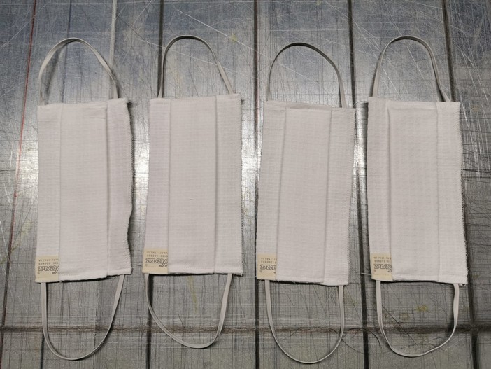 Stop alle borse? E la ditta di pelletteria si mette a produrre mascherine, regalandole a tutti Stop alle borse? E la ditta di pelletteria si mette a produrre mascherine, regalandole a tutti