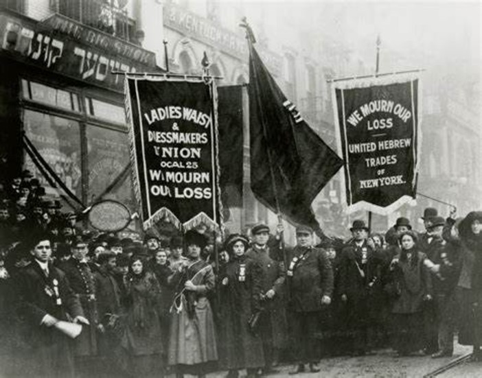Una manifestazione delle donne dopo i fatti della Triangle Waist Company a New York nel 1911