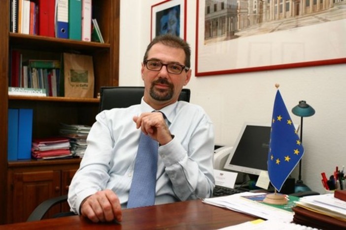 Luigi De Vincenzi si dimette dal Consiglio regionale: al suo posto subentra Mauro Righello Luigi De Vincenzi si dimette dal Consiglio regionale: al suo posto subentra Mauro Righello