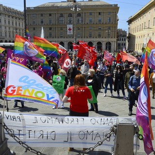La piazza di Genova per chiedere l'approvazione del disegno di legge Zan (VIDEO e FOTO)