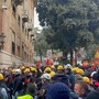 Ex Ilva, scatta oggi il quinto giorno di protesta. Ancora strade bloccate, in attesa di notizie dal vertice di Roma con Urso