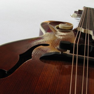 Donati a Genova due mandolini con spartiti di Paganini