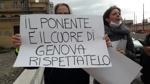 Lungomare Canepa, l'ora della protesta: “Fateci respirare” Lungomare Canepa, l'ora della protesta: “Fateci respirare”