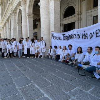 I medici di famiglia protestano in piazza: “Siamo in via d’estinzione”
