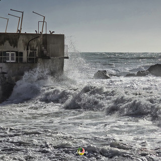 Mareggiata in arrivo, Arpal emana l’avviso per onde intense su tutta la Liguria