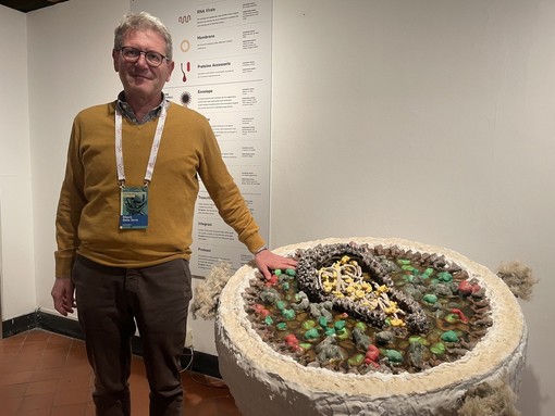 Grande come un virus: un viaggio nelle dimensioni invisibili della vita