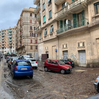 Allerta arancione: a Genova strade allagate, sottopassaggi chiusi e black out elettrici (Foto e video)