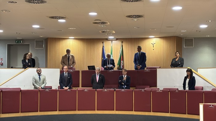 La giunta omaggia l'agente Alessio Gaglia La giunta omaggia l'agente Alessio Gaglia