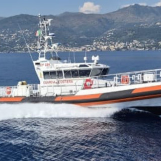 Murcarolo, 25enne in difficoltà in mare: 60enne si tuffa per aiutarlo, salvati entrambi dalla Guardia Costiera Murcarolo, 25enne in difficoltà in mare: 60enne si tuffa per aiutarlo, salvati entrambi dalla Guardia Costiera