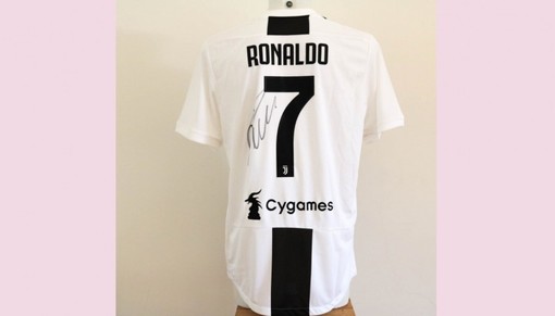 &quot;Genova nel cuore&quot;: l'asta benefica della maglia di Ronaldo e dei campioni dello sport