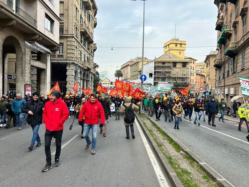 Ex Ilva, il racconto del sindacalista Uilm aggredito: “Insultato e picchiato da una trentina con la felpa della Fiom”
