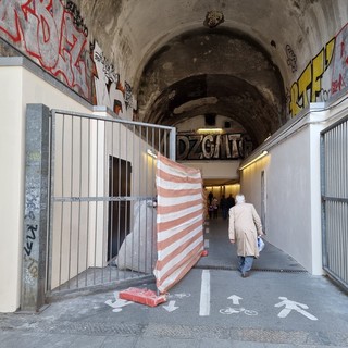 Il tunnel di Borgo Incrociati si rifà il look, Ferrante: “Dopo il bianco serve un progetto di street art per fermare il vandalismo” (FOTO)