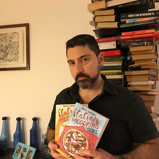 "Italian Way of Cooking - Piazza, Mostri e Mandolino", malavita e mostri raccontati con un sorriso satirico