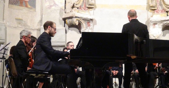 Mattia Lorenzini si esibisce al pianoforte sabato alla Scuola Conte di Pegli