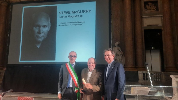 Steve McCurry, acclamato a Palazzo Ducale, riceve la medaglia Città di Genova
