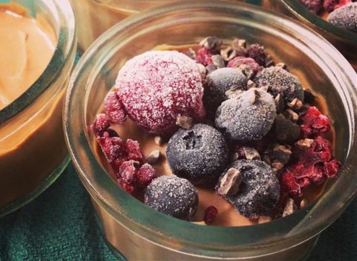 Mercoledì Veg: Mousse di cacao e more con frutti brinati Mercoledì Veg: Mousse di cacao e more con frutti brinati
