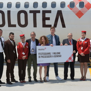 Volotea festeggia 1 milione di passeggeri a Genova: un passeggero premiato