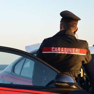 Ruba in un negozio e aggredisce i carabinieri: arrestato quarantenne