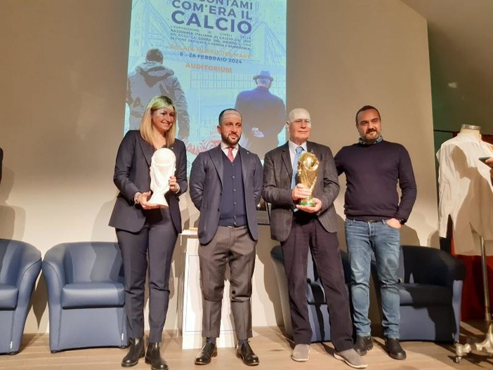 La mostra itinerante "Raccontami com'era il calcio" fa tappa a Genova, esposti i cimeli della Nazionale