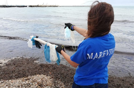 La pandemia nella pandemia: il Covid fa aumentare il consumo (e l’inquinamento) di plastica