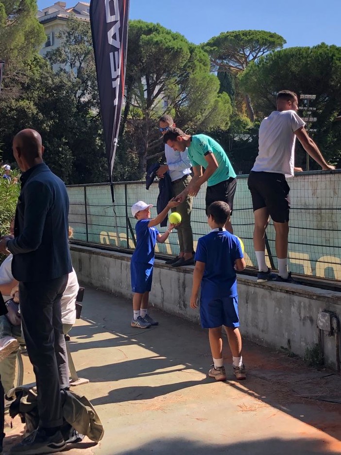 Marco Cecchinato, prima del match firma autografi a raccattapalle in divisa Marco Cecchinato, prima del match firma autografi a raccattapalle in divisa