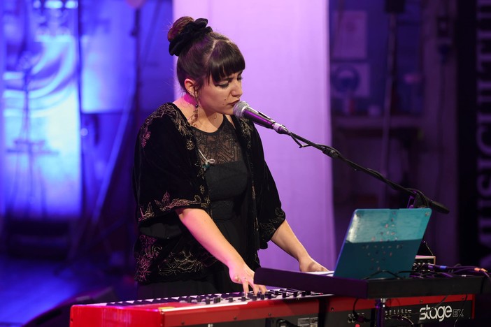 L'artista genovese Martina Vinci è tra gli otto vincitori di Musicultura con il brano "cielo di Londra" (Video)