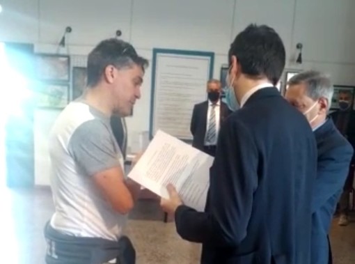 "Ministro, ci sono 1200 famiglie con problemi di neurosviluppo", blitz di Marco Macrì all'incontro con Roberto Speranza (Video)