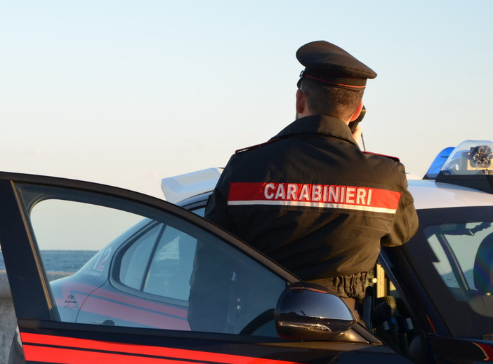 Ruba in un negozio e aggredisce i carabinieri: arrestato quarantenne