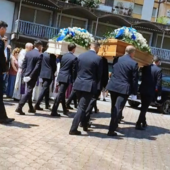 L'ultimo saluto a Monica e Giorgia nella chiesa di Pegli: "Dio le ha prese nel mare che tanto amavano"