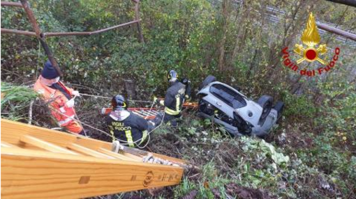 Montoggio: auto precipita in una scarpata, illesa la donna al volante Montoggio: auto precipita in una scarpata, illesa la donna al volante