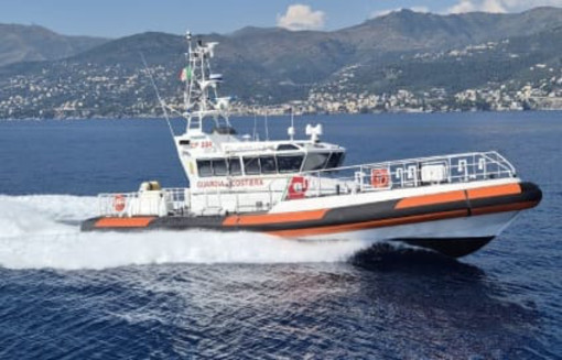 Murcarolo, 25enne in difficoltà in mare: 60enne si tuffa per aiutarlo, salvati entrambi dalla Guardia Costiera