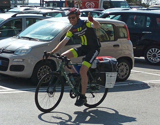 In bicicletta a raccogliere fondi per le zone terremotate: la nuova avventura di un fantastico ragazzo di Pra’