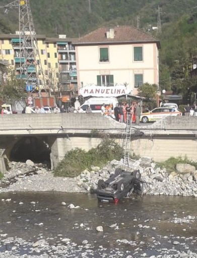 Ristoratore di Recco vola nel torrente con il Suv e i figli a bordo Ristoratore di Recco vola nel torrente con il Suv e i figli a bordo