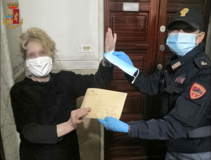 Sampierdarena: le rubano le mascherine dalla cassetta della posta, polizia gliele regala Sampierdarena: le rubano le mascherine dalla cassetta della posta, polizia gliele regala