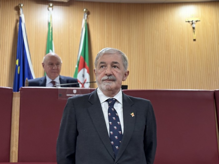 Regione, Marco Bucci giura sulla Costituzione e dà il via al “nuovo cammino della Liguria” Regione, Marco Bucci giura sulla Costituzione e dà il via al “nuovo cammino della Liguria”
