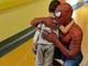 Gaslini, lo “Spiderman” Mattia Villardita  consegna i regali sospesi di Unicef