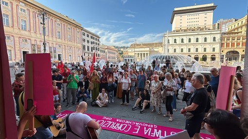 Le immagini della manifestazione sotto la sede di Regione Liguria Le immagini della manifestazione sotto la sede di Regione Liguria