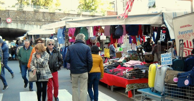 Mercati sospesi per l'Adunata degli Alpini, è scontro tra Comune e ambulanti: “Pronti al ricorso al TAR”