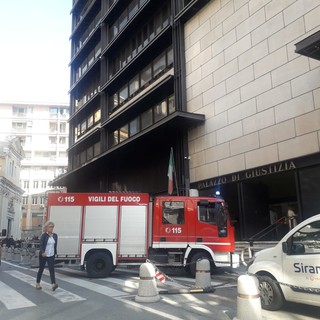 Genova, minaccia di buttarsi dal balcone del tribunale (FOTO)