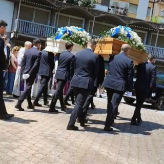 L'ultimo saluto a Monica e Giorgia nella chiesa di Pegli: "Dio le ha prese nel mare che tanto amavano"