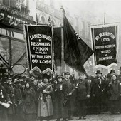 Una manifestazione delle donne dopo i fatti della Triangle Waist Company a New York nel 1911 Una manifestazione delle donne dopo i fatti della Triangle Waist Company a New York nel 1911